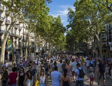 Μουσουλμάνος δίνει αγκαλιές στην Las Ramblas (βίντεο)